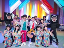 「イロトリドリ」収録時のゆずとダンサーたち。