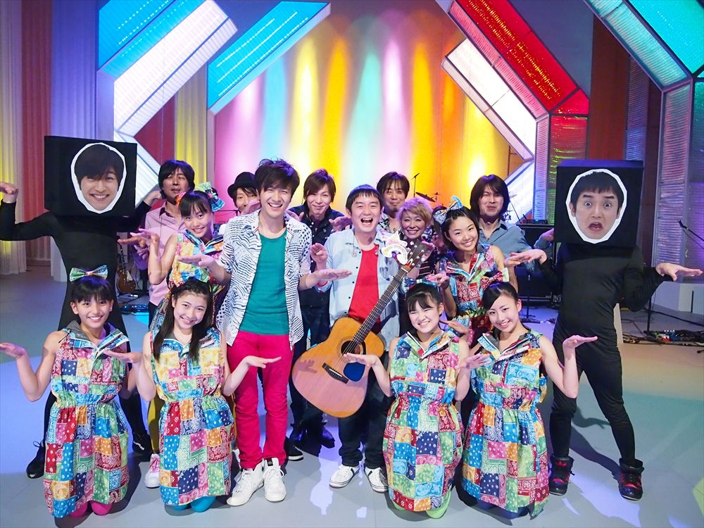 「イロトリドリ」収録時のゆずとダンサーたち。