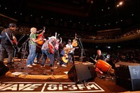 「J-WAVE 25th ANNIVERSARY TOKYO GUITAR JAMBOREE」アンコールの様子。