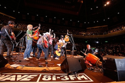 「J-WAVE 25th ANNIVERSARY TOKYO GUITAR JAMBOREE」アンコールの様子。