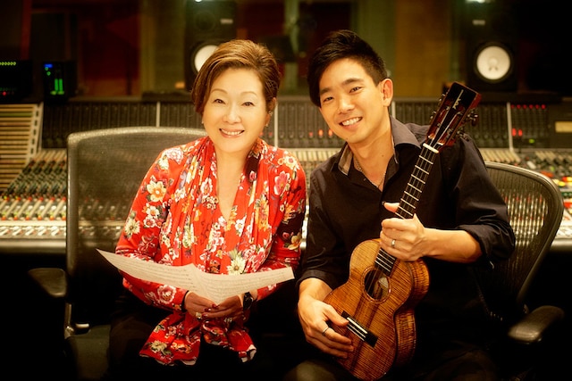 由紀さおりとジェイク・シマブクロ。