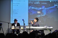 視聴者コメントをチェックするさかいゆう。