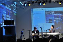 視聴者が寄せるフレーズを選別する、さかいゆう（写真右）と司会進行の古川耕（左）。