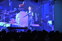さかいが作曲している間、過去のライブ映像がオンエアされている2.5Dスタジオ内。
