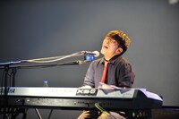 完成した楽曲「春と眼鏡」を熱唱するさかいゆう。