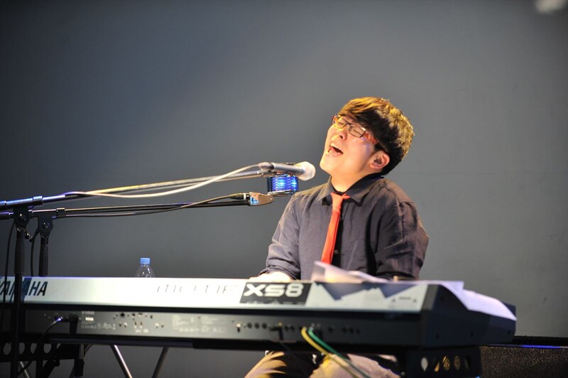 完成した楽曲「春と眼鏡」を熱唱するさかいゆう。