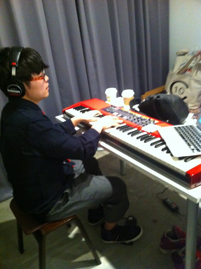 できたばかりの歌詞をもとに、楽屋で作曲中のさかいゆう。