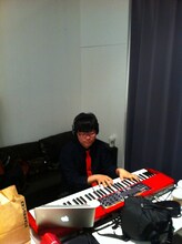 楽屋で作曲中のさかいゆう。