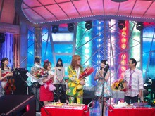 オープニング収録時には、さだまさし（写真右端）、高見沢俊彦（中央）、高橋みなみ（左から3番目）、堂本剛の誕生祝いが行われた。