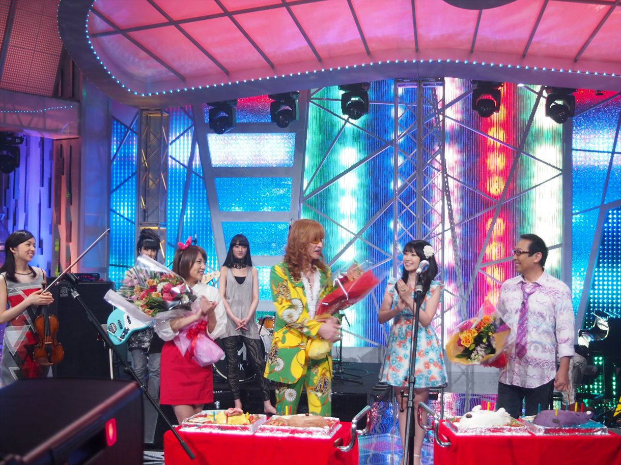 オープニング収録時には、さだまさし（写真右端）、高見沢俊彦（中央）、高橋みなみ（左から3番目）、堂本剛の誕生祝いが行われた。