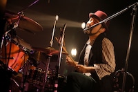 対馬祥太郎（Dr）（撮影：上飯坂一）