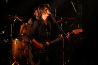 光村龍哉（Vo, G）（撮影：上飯坂一）