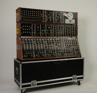 松武秀樹所有のアナログモジュラーシンセ“タンス”ことMOOG III-C。