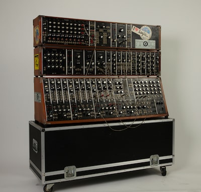 松武秀樹所有のアナログモジュラーシンセ、通称“タンス”。