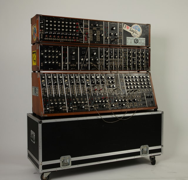 松武秀樹所有のアナログモジュラーシンセ、通称“タンス”。