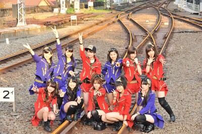 東急東横線旧渋谷駅跡地の線路で撮影するモーニング娘。
