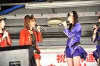 今までの思い出を語る田中れいなと道重さゆみ（左から）。