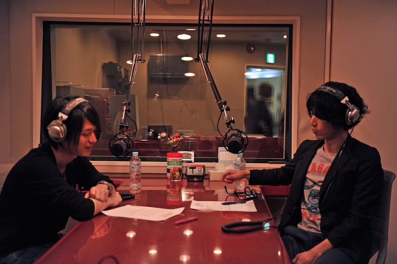 ロックにまつわるトークで盛り上がる光村龍哉（左）と田中和将（右）。