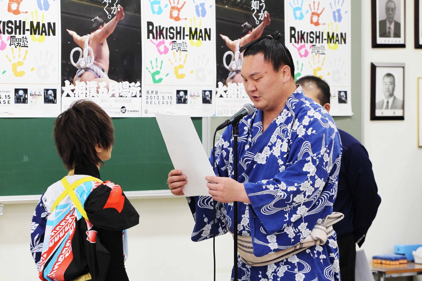 横綱白鵬から認定証を授与される風男塾。
