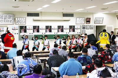 幕内力士およそ70名の前で「RIKISHI-MAN」を披露する風男塾。