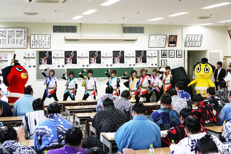 幕内力士およそ70名の前で「RIKISHI-MAN」を披露する風男塾。