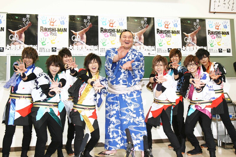 横綱白鵬と決めポーズをとる風男塾。