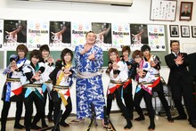 横綱白鵬と決めポーズをとる風男塾とプロデューサーはなわ。