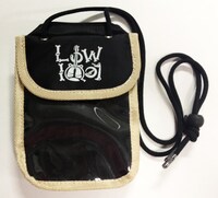 「Meisterlaw」初回受注限定生産盤に付属する、オリジナルパスケース付きショルダーポーチ。