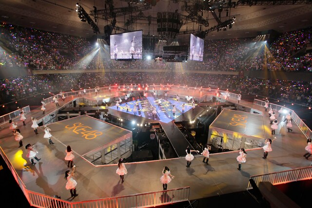 センターステージを用いたSKE48日本武道館公演の様子。 (C)AKS