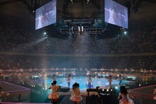 センターステージを用いたSKE48日本武道館公演の様子。 (C)AKS
