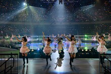 「バンザイVenus」を披露するSKE48。 (C)AKS