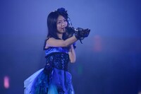 「眼差しサヨナラ」を歌唱する北原里英。 (C)AKS