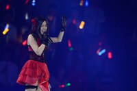 「眼差しサヨナラ」を歌唱する古川愛李。 (C)AKS