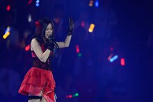 「眼差しサヨナラ」を歌唱する古川愛李。 (C)AKS