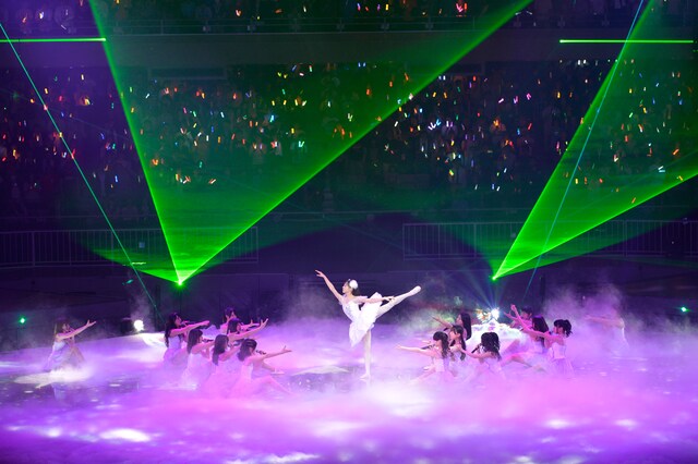 「孤独なバレリーナ」を披露する新チームKII。 (C)AKS