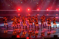 「Innocence」を披露する新チームS。 (C)AKS