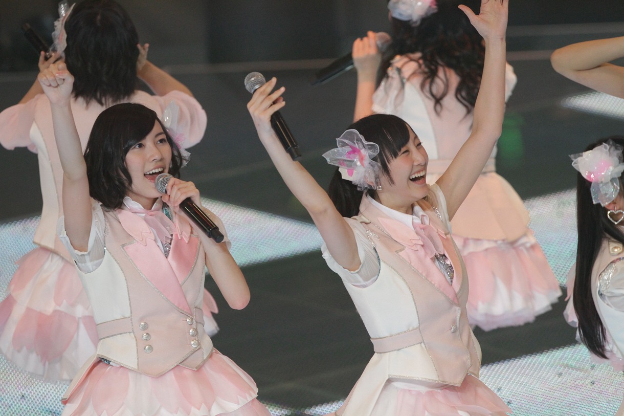 松井珠理奈、松井玲奈（左から） (C)AKS