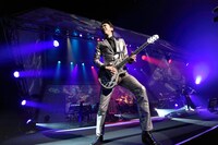 「SPACE SHOWER TV“LIVE with YOU”～布袋寅泰～」ステージの様子。