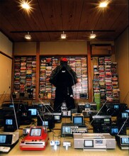 宇川直宏「DAYLY PSYCHIC TV / EMPEROR's DEAD」(c) Naohiro Ukawa　Courtesy of YAMAMOTO GENDAI