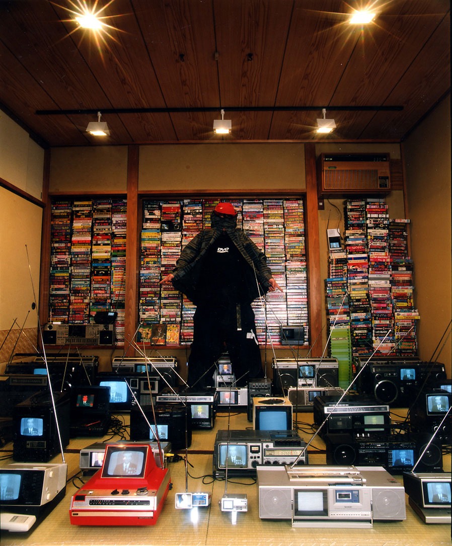 宇川直宏「DAYLY PSYCHIC TV / EMPEROR's DEAD」(c) Naohiro Ukawa　Courtesy of YAMAMOTO GENDAI