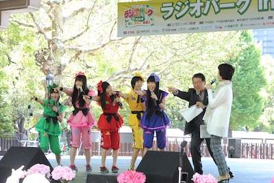 「ももクロくらぶxoxo」公開収録直前に行われていた公開生放送「徳光和夫 とくモリ！歌謡サタデー」に飛び入りし、徳光和夫とともにZポーズを決めるももいろクローバーZ。