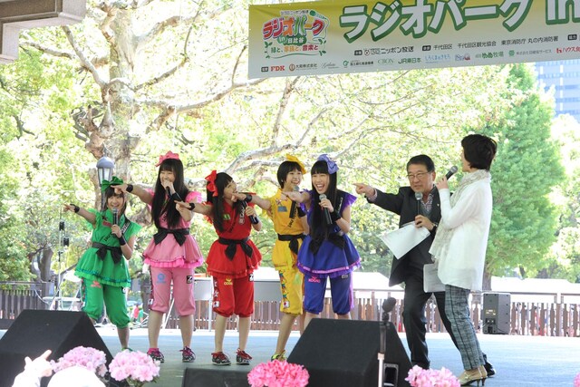 「ももクロくらぶxoxo」公開収録直前に行われていた公開生放送「徳光和夫 とくモリ！歌謡サタデー」に飛び入りし、徳光和夫とともにZポーズを決めるももいろクローバーZ。