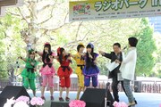 「ももクロくらぶxoxo」公開収録直前に行われていた公開生放送「徳光和夫 とくモリ!歌謡サタデー」に飛び入りし、徳光和夫とともにZポーズを決めるももいろクローバーZ。