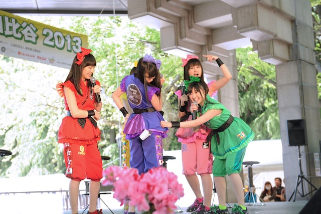 やっと紙コップに気付いた高城れに。