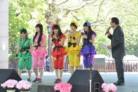 「ももクロくらぶxoxo」公開収録直前に行われていた公開生放送「徳光和夫 とくモリ！歌謡サタデー」に飛び入りしたももいろクローバーZとパーソナリティの徳光和夫（写真右）。