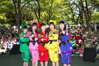 今週の人気の画像6位は「ももクロ百田、おバカリーダー就任！有安じゃんけん女王に」より、日比谷公園小音楽堂に集まったリスナーと記念撮影するももいろクローバーZ。