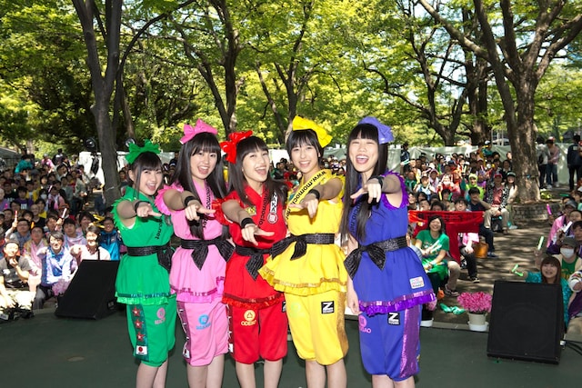 日比谷公園小音楽堂に集まったリスナーと記念撮影。