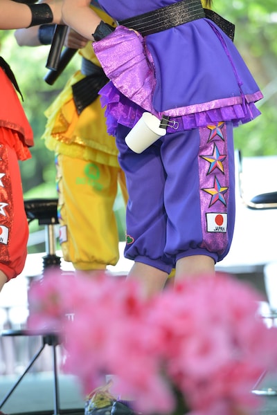 ステージに登場する前から高城れににはなぜかクリップで紙コップがつけられていた。なお、その時点で本人は気付いていない。