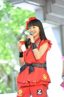 高城が気付いた後、取り外した紙コップを手にする百田夏菜子。