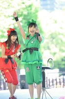 有安の自己紹介中に紙コップを付けようとたくらむ百田夏菜子。